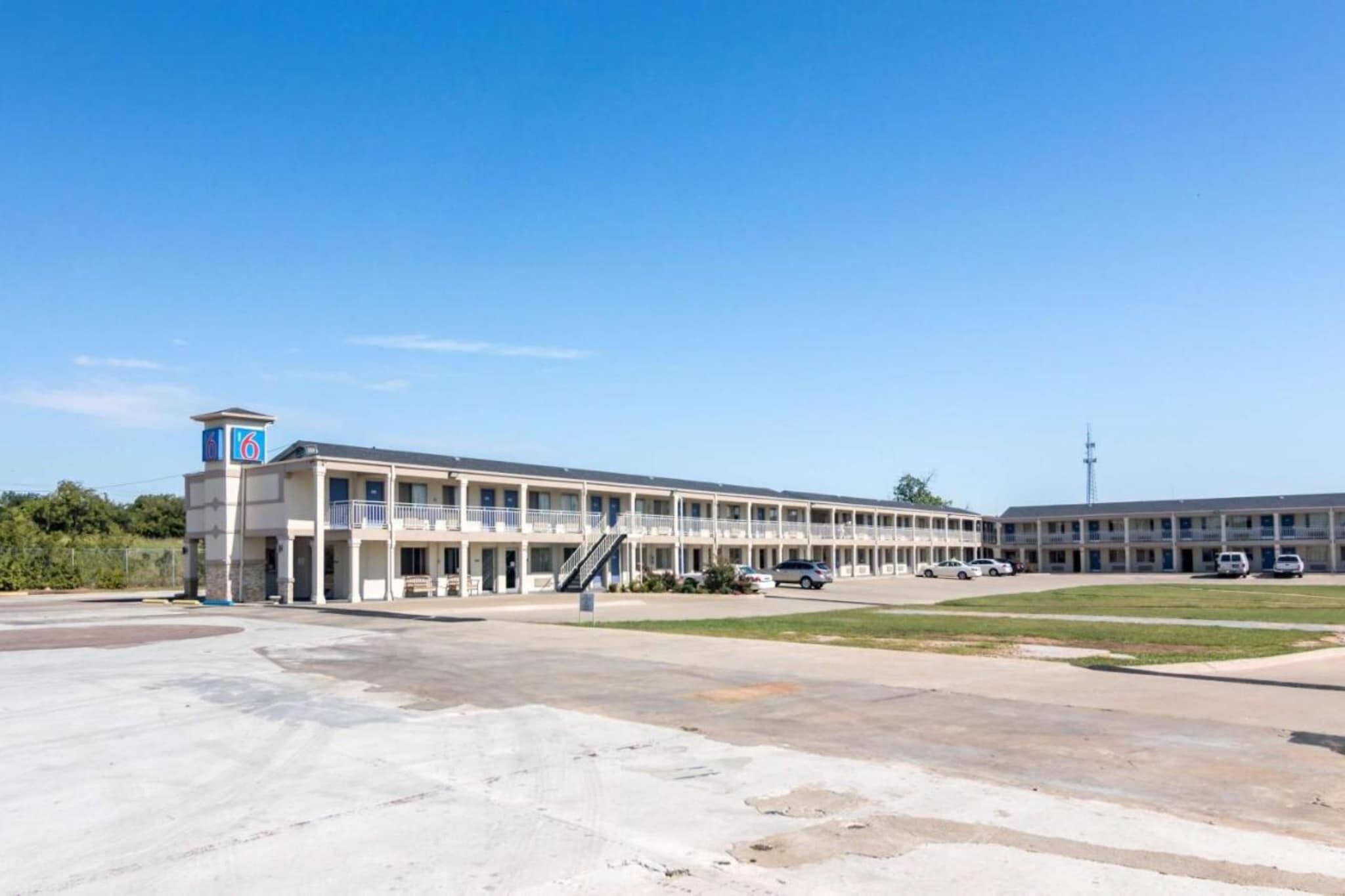 Un motel con un edificio centrale e una struttura più piccola sul lato sinistro.