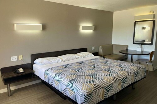 1 King Bed | Non-Smoking