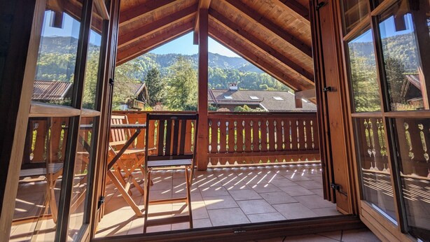 A wooden balcony with a view of a mountainous landscape. - Apartment Gigi 100 m², 2-6 persons, living room, 3 bedrooms, kitchen, 2x bathroom, WLAN (Unterwössen)