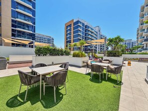 Outdoor dining - Stylish Studio Near Downtown Dubai and Business Bay (Dubai)