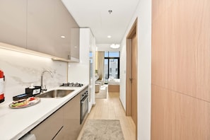Fridge, microwave, oven, stovetop - Luxury Studio near Burj Khalifa and Dubai Mall (دبي)