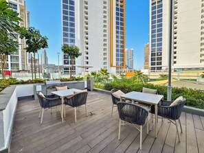 Outdoor dining - Luxury Studio near Burj Khalifa and Dubai Mall (دبي)