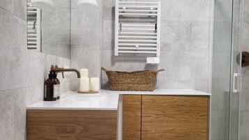 Deluxe Apartment | Bathroom