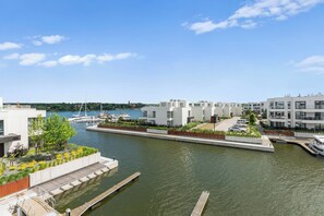 A waterfront property with modern architecture, a marina, and a view of the water. - Sol Marina- Przystań by Grand Apartments (Pruszcz Gdanski)
