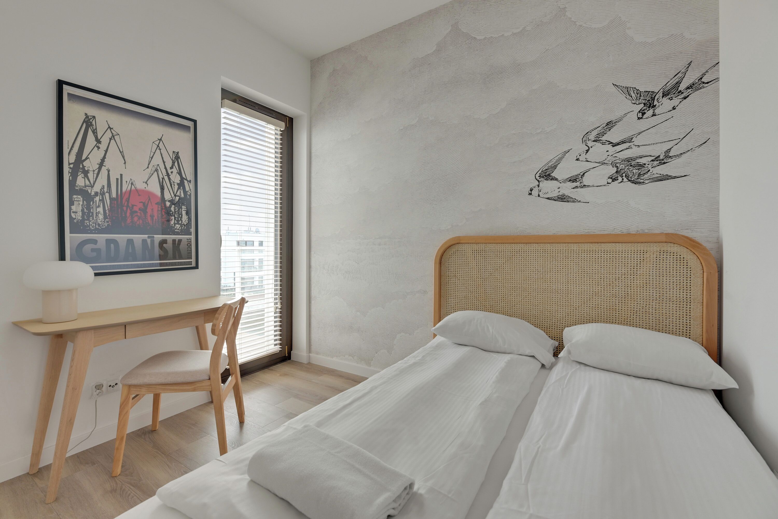 Une chambre à coucher avec un lit, un bureau et une chaise.