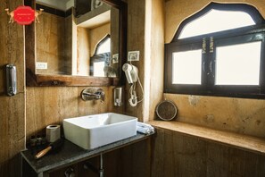 Dusche, kostenlose Toilettenartikel, Handtücher, Seife