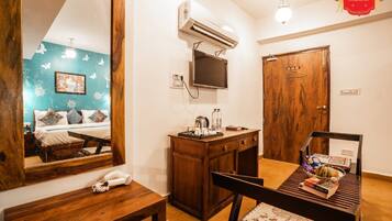 Classic Double Room, City View | Interior