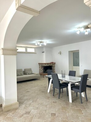 Dining - Enjoy the relaxation and beauty of Salento in this spacious apartment. (Montesano Salentino)
