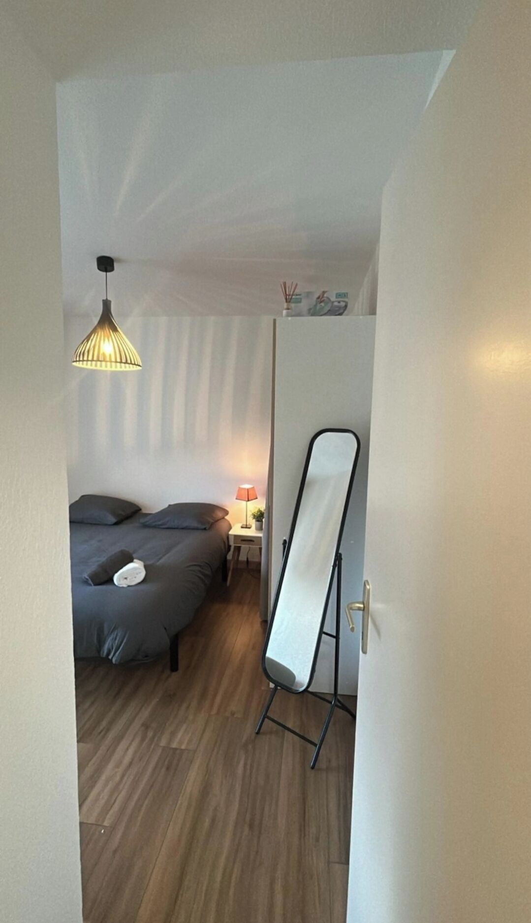 Tabla de planchar con plancha, wifi, ropa de cama