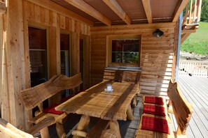 Outdoor dining - Vrbo Property (Hohentauern)