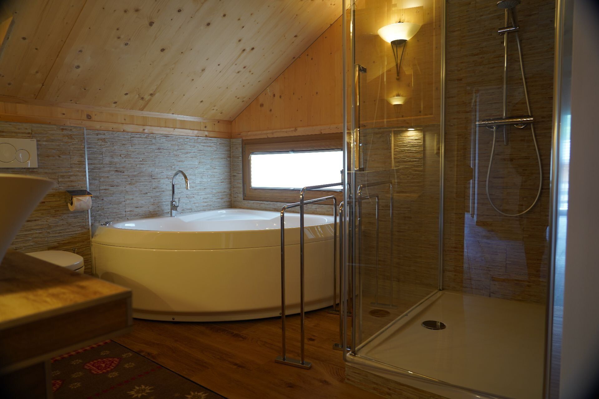 Dusche, Whirlpool, Haartrockner, Handtücher