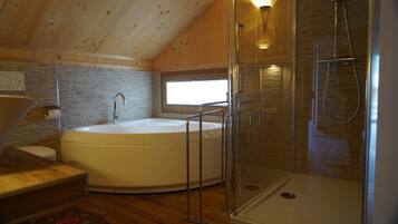 Dusche, Whirlpool, Haartrockner, Handtücher