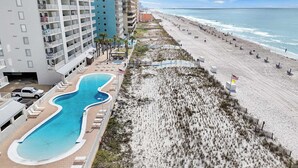 Ein Hotel mit Pool, Zugang zum Strand und Meerblick.