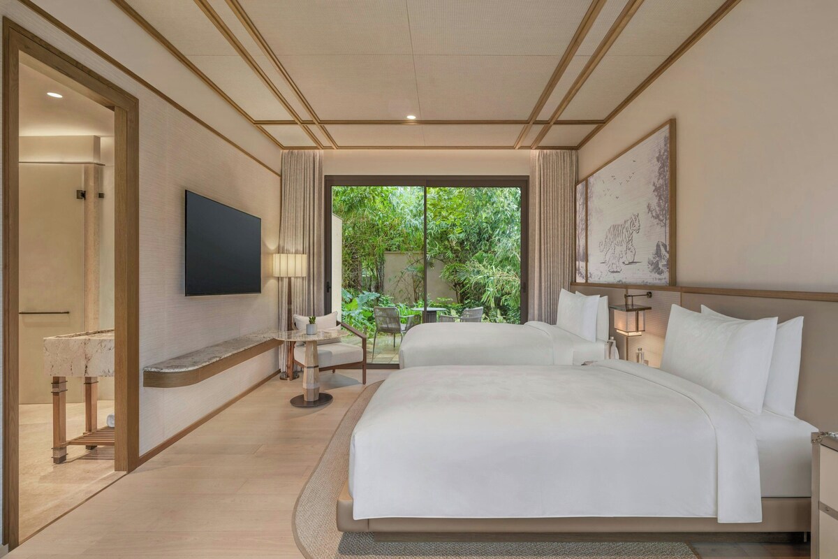 Deluxe Room, 2 Twin Beds, Garden View | Hypo-allergenic bedding available, minibar (free items), in-room safe