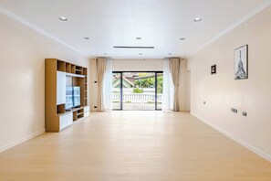Living room - Splash Pool Villa-pattaya 5 BR Luxury Private Party Villa (Pattaya)