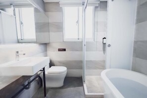 Separate bathtub and shower, slippers, towels, soap - Wondertime Taipei Station (Taipei City)