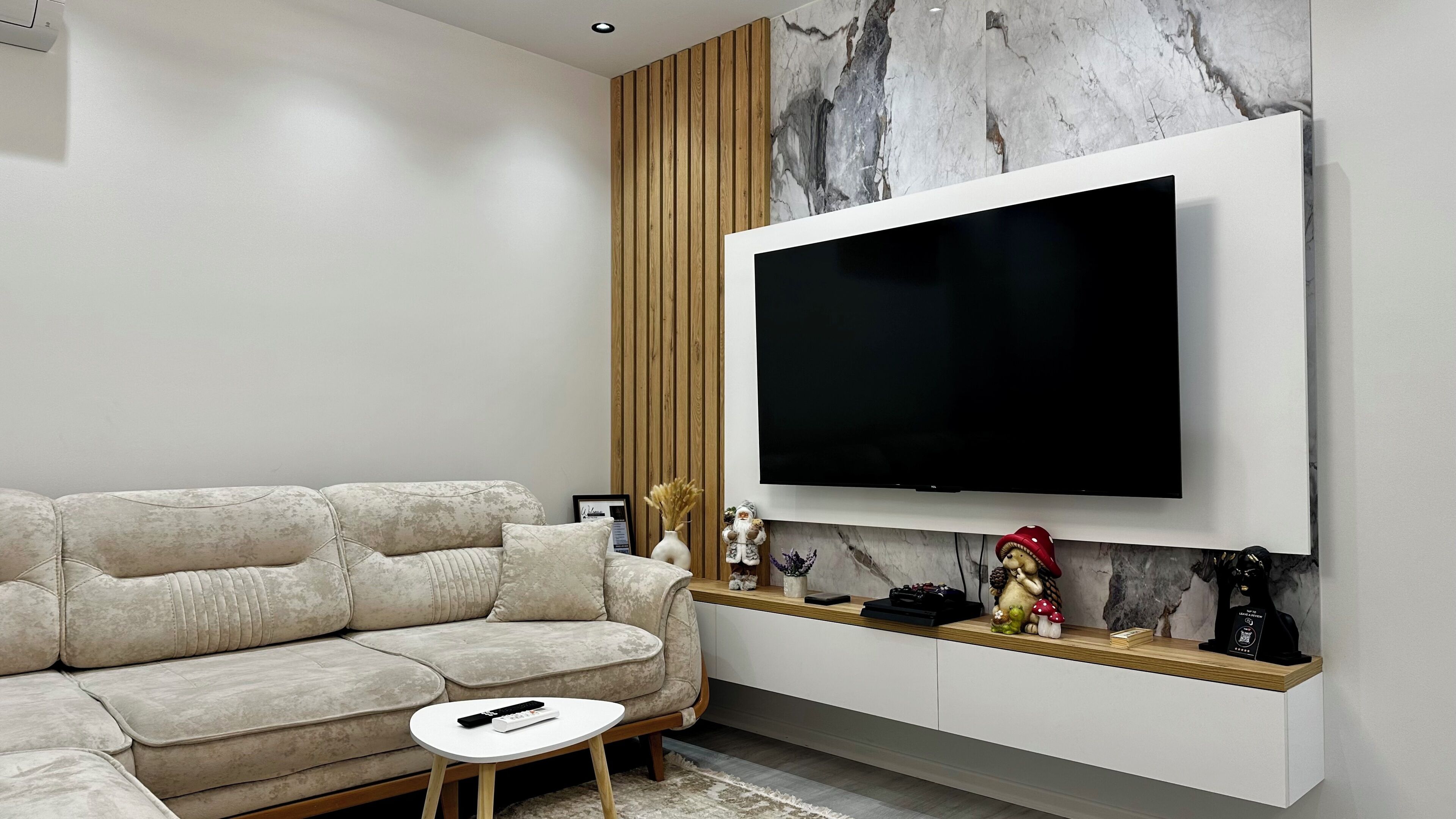 Apartamento, 1 habitación, balcón | Zona de estar | Smart TV de 65 pulgadas con canales digitales