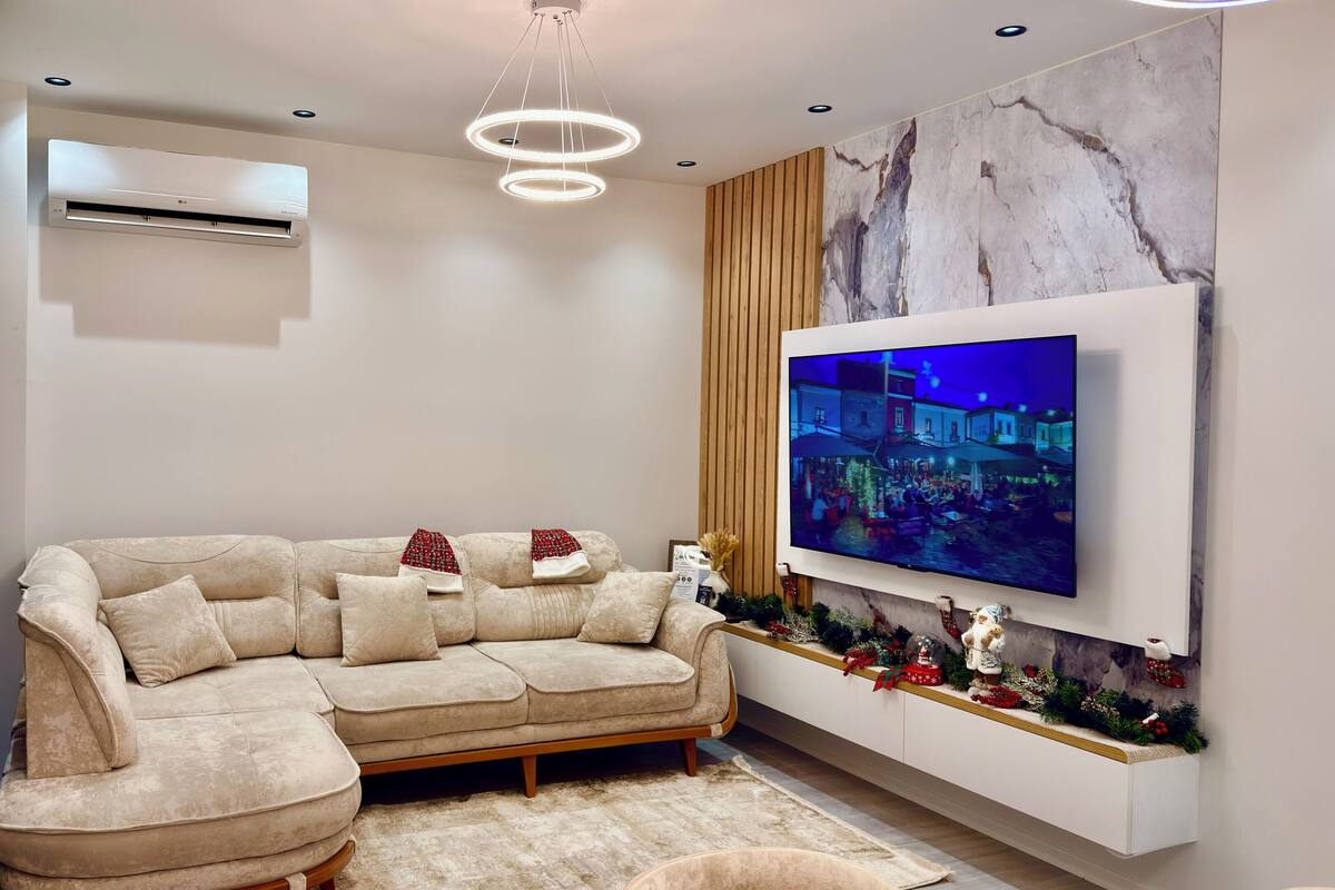Departamento básico, 1 habitación, balcón | Área de sala de estar | Smart TV de 65 pulgadas con canales digitales y consola de videojuegos
