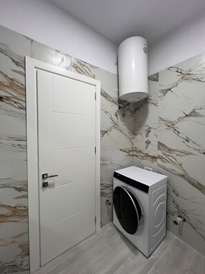 Apartment, 1 Bedroom, Balcony | Bathroom | Shower, free toiletries, hair dryer, slippers - Arjola Cozy Stay (Korçë)