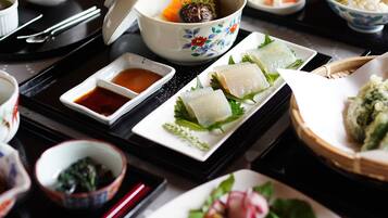 Standard Quadruple Room, Non Smoking | Food and drink