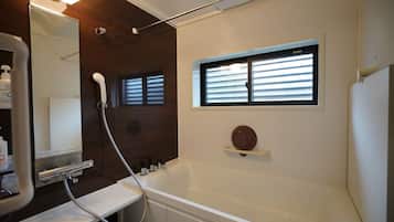 Standard Quadruple Room, Non Smoking | Bathroom