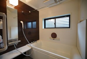 Standard Quadruple Room, Non Smoking | Bathroom
