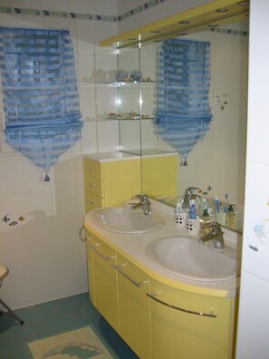 Dusche, Haartrockner, Toilettenpapier