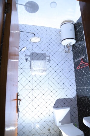 Standard Room, Balcony | Bilik Mandi | Pancuran mandi, selipar, tuala disediakan, sabun 