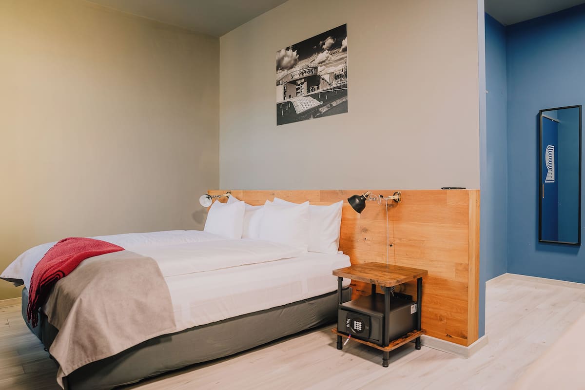 Room | Down duvets, free WiFi, bed sheets