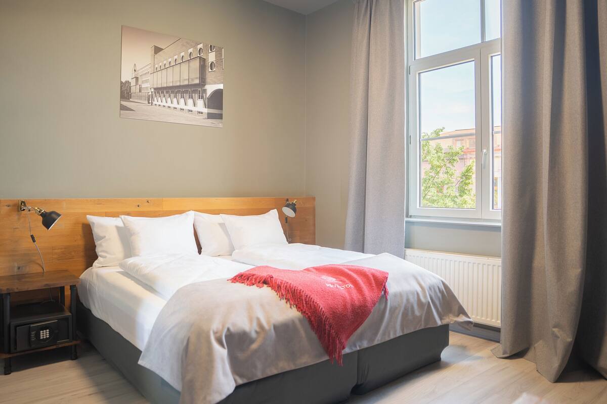 Studio | Premium bedding, down comforters, WiFi (free), bed sheets