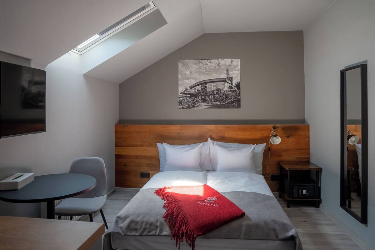 Junior Studio | Premium bedding, down comforters, WiFi (free), bed sheets
