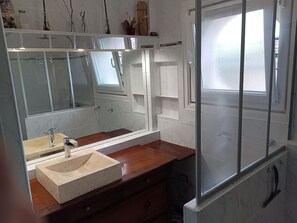Shower, hair dryer, toilet paper - Vrbo Property (Saint-Vincent-de-Tyrosse)
