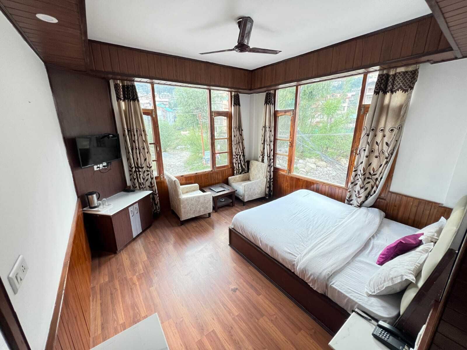 Deluxe Double Room, Mountain View | Desk, laptop workspace, free WiFi