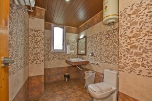 Separate bathtub and shower, towels, soap, shampoo - Hotel Castle Rock (Manali)