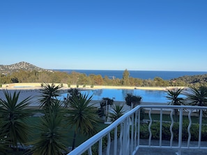 A pool with a view of the sea and mountains. - Studio with balcony, sea & golf view, swimming pool, parking-Hameau Cap Esterel (Saint-Raphaël)