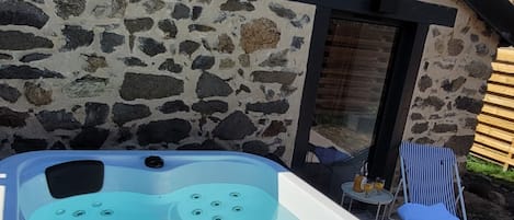 Bañera de hidromasaje al aire libre