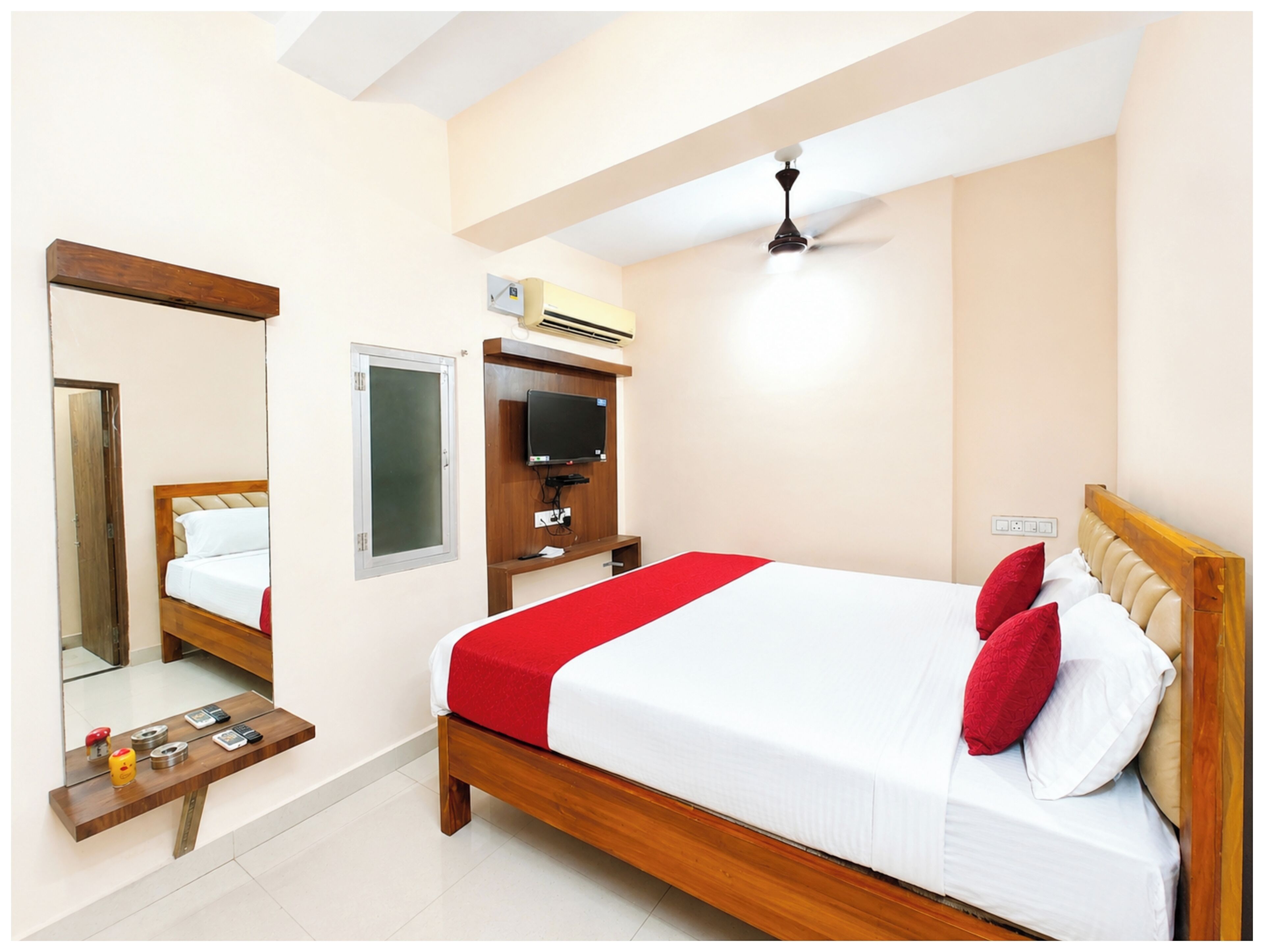 Hypo-allergenic bedding, desk, soundproofing, free WiFi