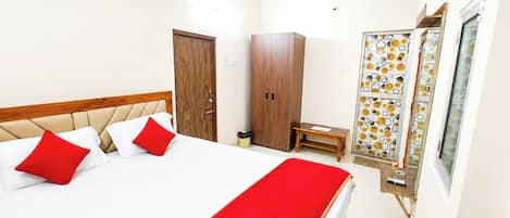 Hypo-allergenic bedding, desk, soundproofing, free WiFi