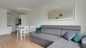 Deluxe-huoneisto, merinäköala | Oleskelualue