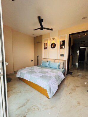 Internet, bed sheets - 3-bedroom apartment with swings in a large balcony near airport (Delhi)