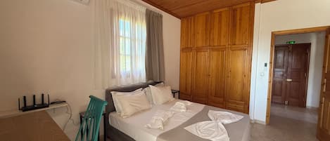 Casa | Caja de seguridad en la habitación y tabla de planchar con plancha