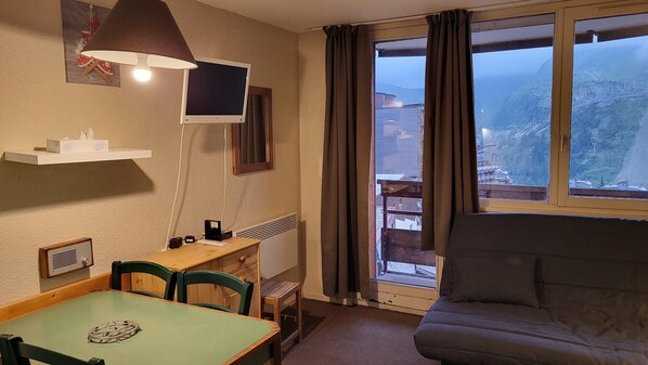 Living area - Avoriaz, 4-5 pers, Pied des pistes, South-facing balcony, 9th floor (Morzine)
