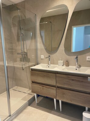 Dusche, Haartrockner, Handtücher, Toilettenpapier