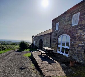 Outdoor dining - 4 Bedroom Cottage, Sleeps 8, Patio with stunning views. (Robin Hood's Bay)