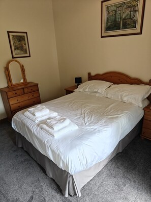 Room - 4 Bedroom Cottage, Sleeps 8, Patio with stunning views. (Robin Hood's Bay)