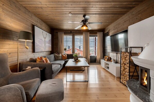 Living area - Cozy Norwegian apartment with sauna right by ski slope and mountain bike tracks. (Innlandet)
