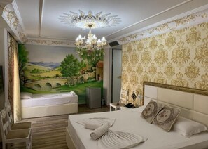 Deluxe-Vierbettzimmer, Balkon, Stadtblick | Kostenloses WLAN
