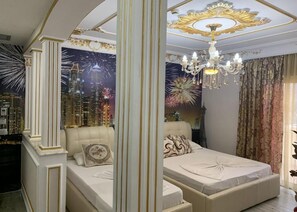 Deluxe-Vierbettzimmer, Balkon, Stadtblick | Kostenloses WLAN