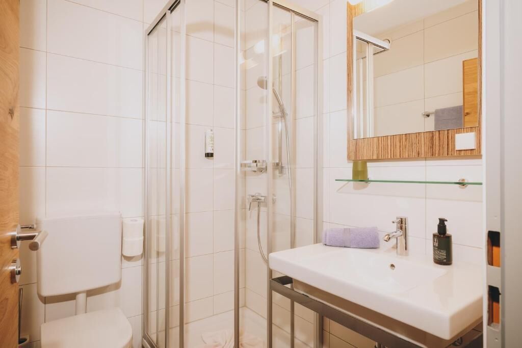 Single Room | Bathroom | Shower, hair dryer, towels, soap