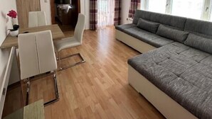 Apartment, Garden View | Living area | TV - Pension Monika (Kaprun)